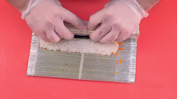 Kocken kockar rullar med kyckling, ost och röd kaviar på toppen. Gör rullar process, recept. Händer närbild. — Stockvideo