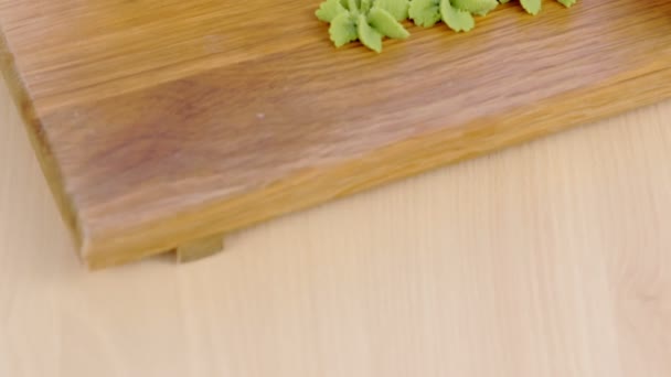 Rolos servidos em prancha de madeira com wasabi, gengibre vermelho e molho de soja . — Vídeo de Stock