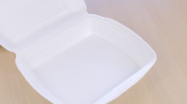 Aşçı'dır restoranda plastik kutu rulo koyar. Eller yakın çekim.