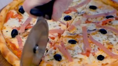 Cook sosis ve peynir pizza masada ahşap tahta keser. Yakın çekim görünümü.