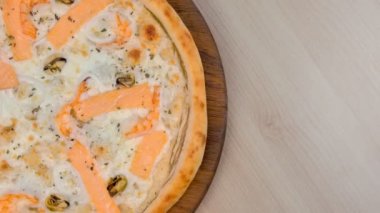 Deniz ürünleri ve peynir, yakından görmek pizza yarısı.