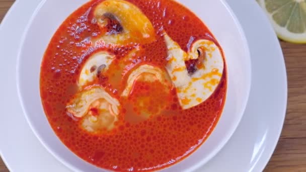 Sopa de camarão com cogumelos, verde e limão, Tom Yam Kung, comida tailandesa. Cozinheiro põe verdes à sopa . — Vídeo de Stock