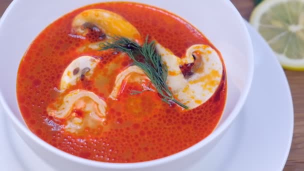 Sopa de gambas con champiñones, verde y limón, Tom Yam Kung, comida tailandesa . — Vídeo de stock