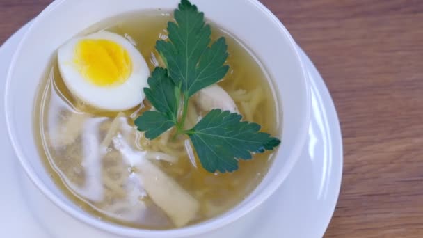국수, 계란, 흰 그릇에 채소와 닭고기 수프. — 비디오
