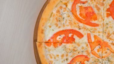 Yarı ahşap tahta üzerinde domates ve peynirli pizza dilimleme. Üstten Görünüm.