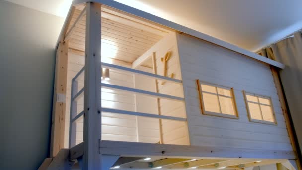 Casa blanca de madera en habitación de los niños con ventanas y cama dentro . — Vídeos de Stock