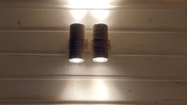Ręcznie robione lampy na białej ścianie drewniane. — Wideo stockowe