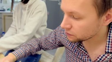 Adam yiyor Baharatlı rulo ta ev ahşap sopa ile.