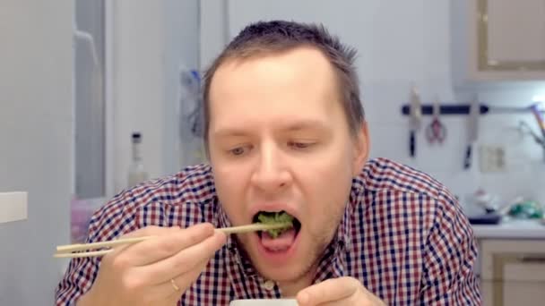 Porträt des Mannes, der den würzigen Wasabi aß. Emotionen im Gesicht. — Stockvideo