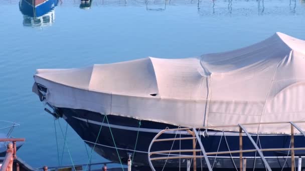 Seaport branda ile kaplı tekne su üzerinde duruyor. — Stok video