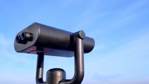 Große Ferngläser auf der Aussichtsplattform vor blauem Himmel. — Stockvideo