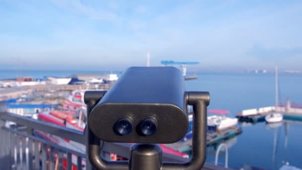 Grandes jumelles sur le pont d'observation contre le port maritime . — Video
