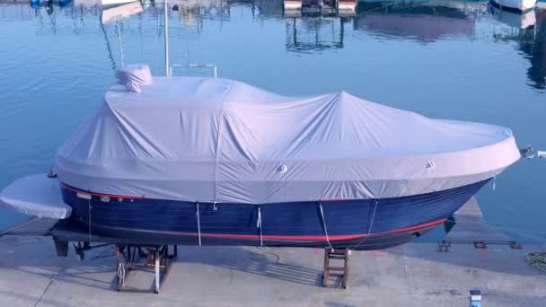 Barco cubierto con lona blanca en el puerto está estacionado en el muelle . — Vídeos de Stock