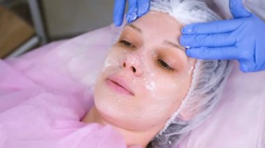 Şevval özçelik güzellik maskesi kadının yüzüne koyar. Yüz temizliği.