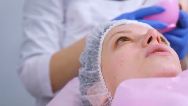 Beredning av patienten för kemisk peeling av ansiktet huden. Rengöring av ansiktet huden och belysning fräknar hud. — Stockvideo
