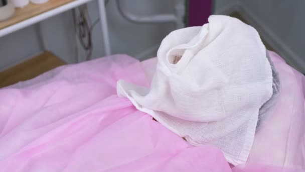 Dames gezicht met een handdoek. Vrouw op de procedure in het Bureau schoonheidsspecialisten. — Stockvideo