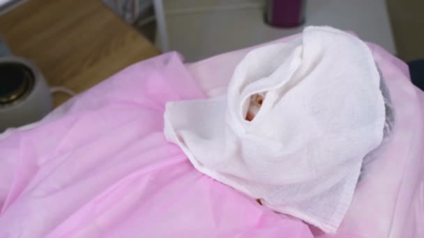 Dames gezicht met een handdoek. Vrouw op de procedure in het Bureau schoonheidsspecialisten. — Stockvideo