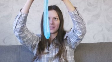 Kadın mavi bir sümük koç üzerinde oturan ve oynarken germe.