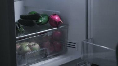 Kadın geceleri buzdolabı mandalina dışarı alır. Yakın çekim yakışıklı.