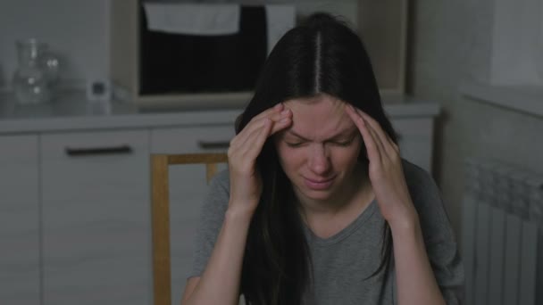 Donna con mal di testa in cucina di notte. Insonnia e depressione . — Video Stock