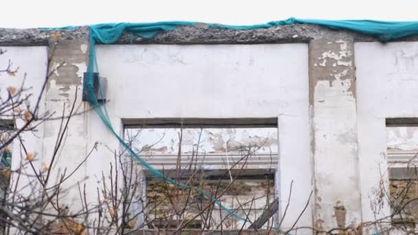 Edificio destruido, vivienda en mal estado, demolición de la casa . — Vídeos de Stock