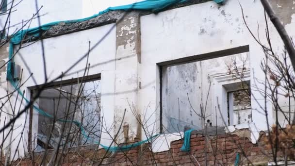 Edificio distrutto, alloggio in rovina, demolizione della casa . — Video Stock