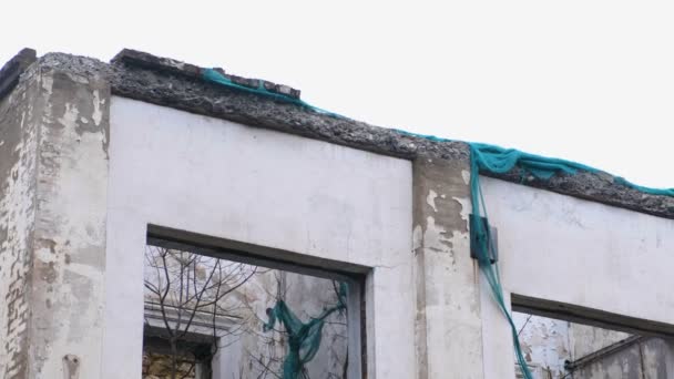 Verwoest gebouw, huisvesting in verval, afbraak van het huis. — Stockvideo