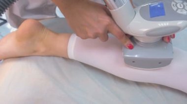 Güzellik uzmanı naylon uygun lpg masaj kalça, bacaklar, vücut bir kadın yapar.