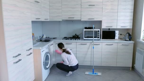 Женщина вытирает мебель на кухне, видео со временем . — стоковое видео