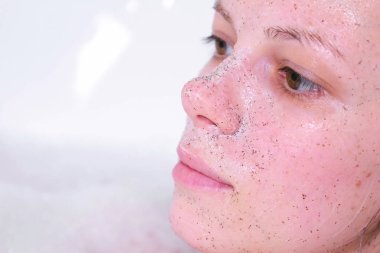 Kadının yüzündeki fırçalayın. Yüz yakın çekim. Banyo kadın IA.