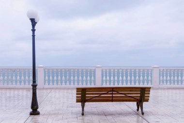 Bank ve sahildeki deniz manzaralı güzel terasta sokak lambası.
