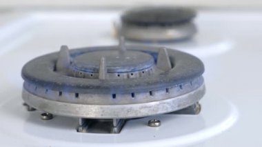 Mutfak gazı sobası gazı yanıyor. Pişirme üstü gaz ocağı. Alev yakın çekim.