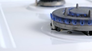 Büyük gaz brülörü içinde bir mutfak gazı sobası yanan gaz. Sağ tarafta gaz brülörün yarısı.