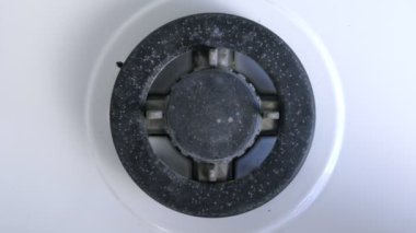 Mutfak gazı sobası gazı yanıyor. Pişirme üstü gaz ocağı. Alev yakın çekim.