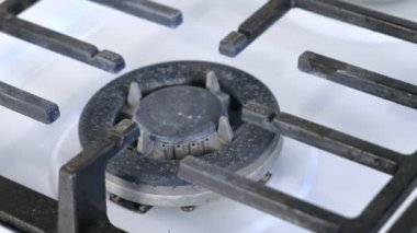 Kendi kendini ateşleyici büyük gaz Berner pişirme üstü gaz Sove açmak. Kafes ile gaz sobası.
