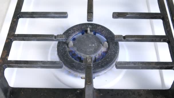 Brûler grand poste de mouillage de gaz sur le sove de gaz de table de cuisson. Poêle à gaz avec treillis . — Video