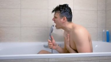 Adam küvette yıkanırken şarkı söylüyor..