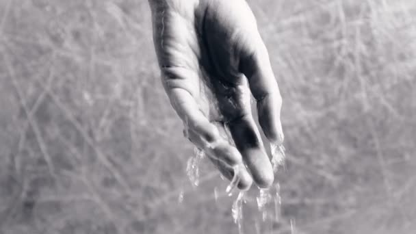 Wasser fließt aus der Hand der Frau. Konzept für psychische Probleme. — Stockvideo