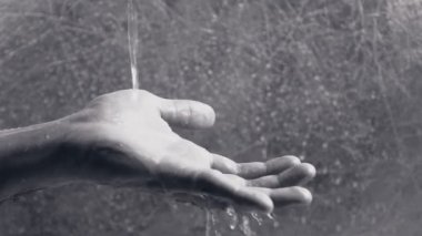 Su Mans el aracılığıyla dökülen. Adam palmiye suyu tutmaya çalışıyor. Zaman konsepti.