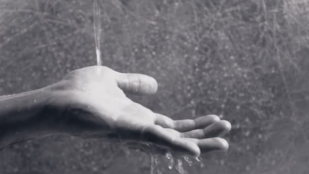Вода льется через человеческую руку. Человек пытается удержать воду в ладони. Концепция времени . — стоковое видео