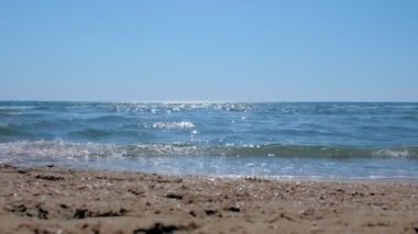 Kumlu bir plajda deniz kıyısı.