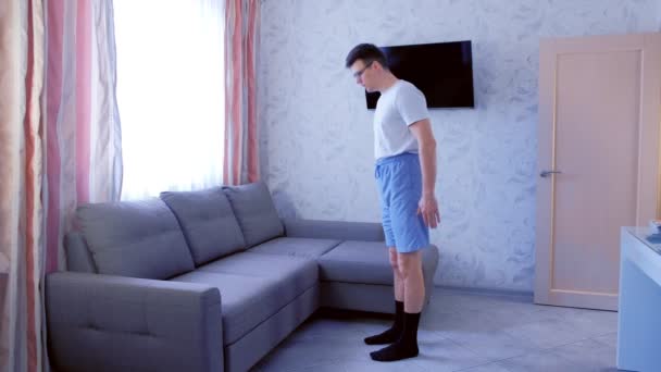 Komik nerd adam evde squats egzersiz yapıyor. — Stok video
