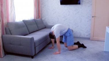 Komik nerd adam evde dört ayaklı ayakta geri için germe egzersiz yapıyor. Spor mizah konsepti.