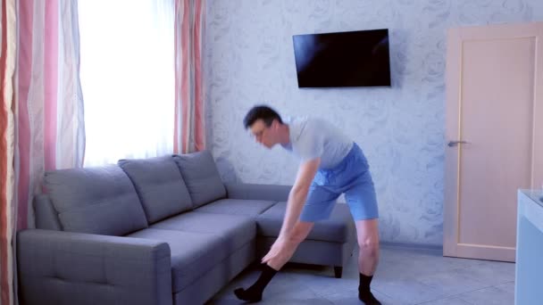 Homme ringard drôle fait des exercices d'aérobic zumba à la maison. Concept d'humour sportif . — Video