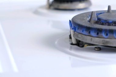 Büyük gaz brülörü içinde bir mutfak gazı sobası yanan gaz. Sağ tarafta gaz brülörün yarısı.