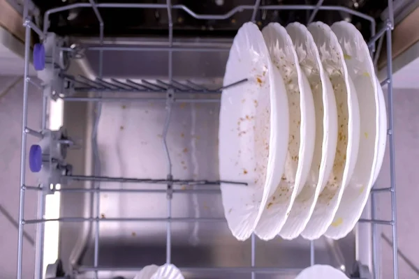 Fehér piszkos tányérok mosogatógéppel. — Stock Fotó