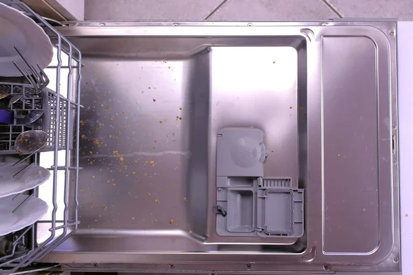 Кошики з брудним посудом в посудомийній машині . — стокове фото