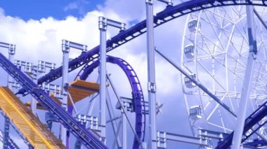 Lunaparkta lunapark treni montajı.