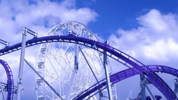 Ride rollercoaster in een pret Park. — Stockvideo