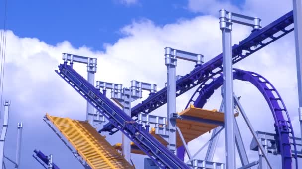 Bir eğlence Parkı'nda cazibe roller coaster İnşaatı. — Stok video